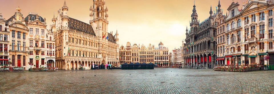 Bild av den ståtliga Grand Place, eller Grote Markt, i Bryssel med historiska byggnader i solnedgången.