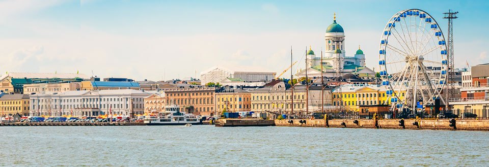 En kaj med klassisk arkitektur och ett pariserhjul. En kupolbyggnad är framträdande i bakgrunden.