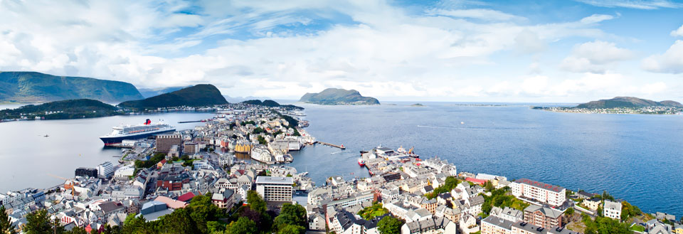 Panoramavy över en kuststad med färgglada hus, ett kryssningsfartyg i hamnen och omgivande berg.