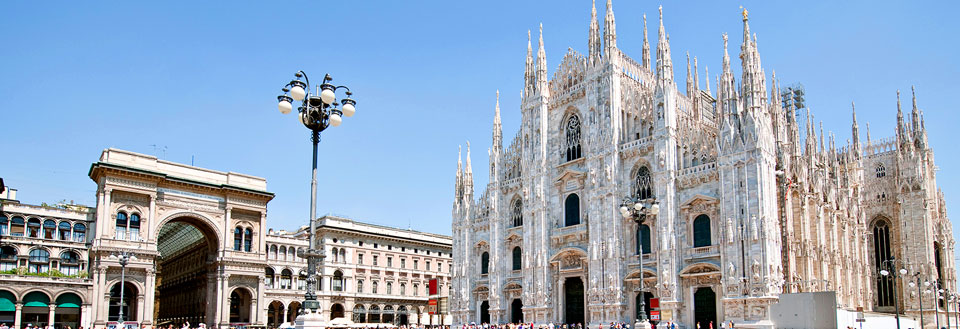 Fotot visar Milano domkyrka, Duomo di Milano, och Galleria Vittorio Emanuele II en solig dag med folk.