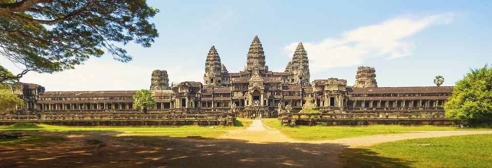 Det majestätiska Angkor Wat i Kambodja, en historisk tempelkomplex omgivet av frodig natur.