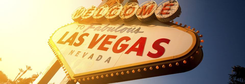 Den ikoniska 'Welcome to Fabulous Las Vegas'-skylten i Nevada mot en klarblå himmel.