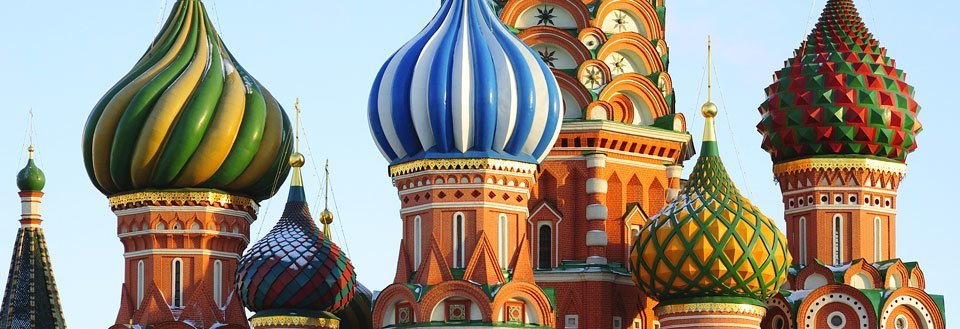 Färgstarka lökkupolerna på Sankt Basils Katedral i Moskva, ett ikoniskt landmärke i Ryssland.