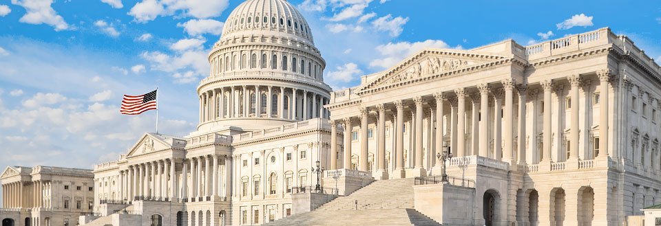 Bilden visar framsidan av Capitol, en ståtlig nyklassicistisk byggnad under en klarblå himmel i Washington D.C.